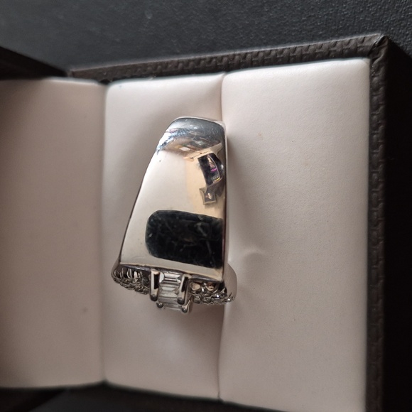 Unbranded 14k white gold diamond ring. - Picture 6 of 6